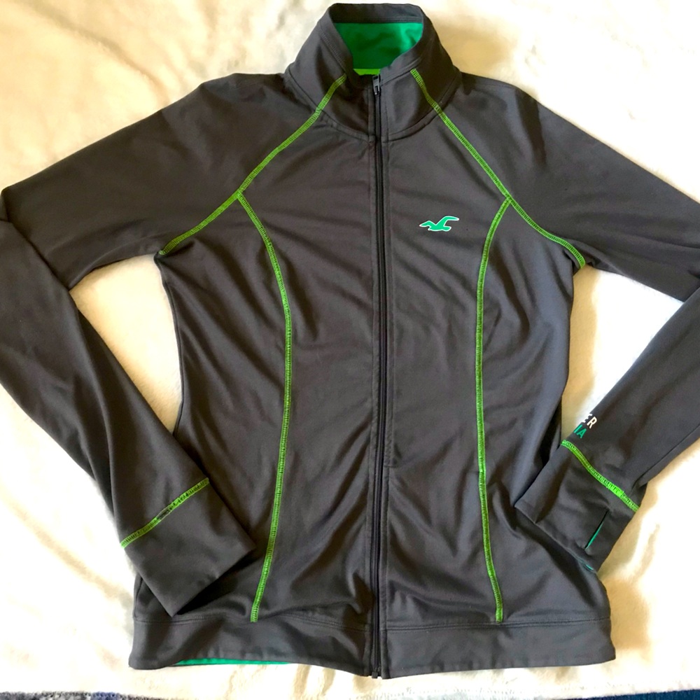 Hollister long sleeved zip up light weight activewear top. Very comfortable